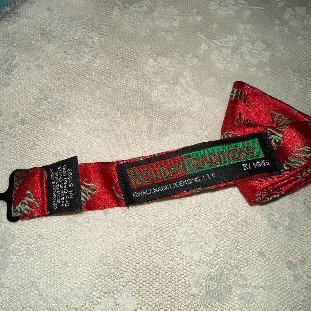 Hallmark Holiday Traditions Christmas Pre-Tied  Bowtie Men/Boys